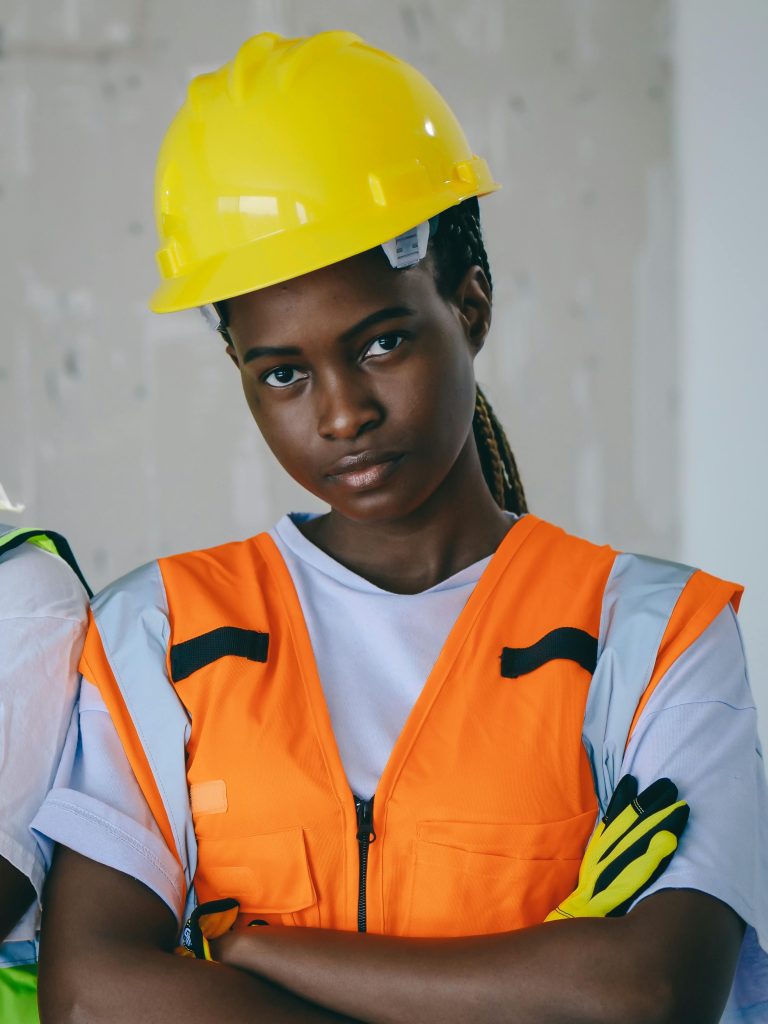 Portrait d'un ouvrier du bâtiment confiant portant un équipement de sécurité en intérieur