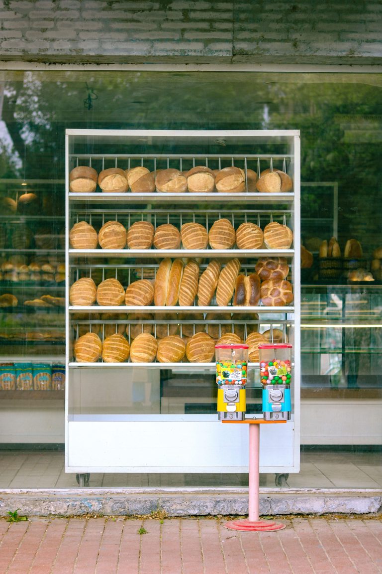 Showcase of fresh breads in a bakery window in Iznik, Türkiye. Vitrine de pains frais dans une fenêtre de boulangerie à Iznik, Türkiye.