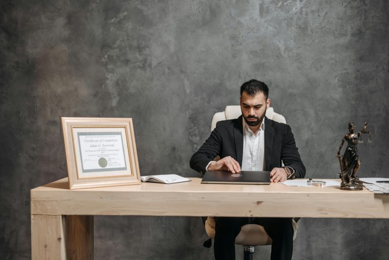 A bearded lawyer working at his office desk, showing professionalism and expertise. Un avocat barbu travaillant à son bureau de bureau, montrant professionnalisme et expertise.