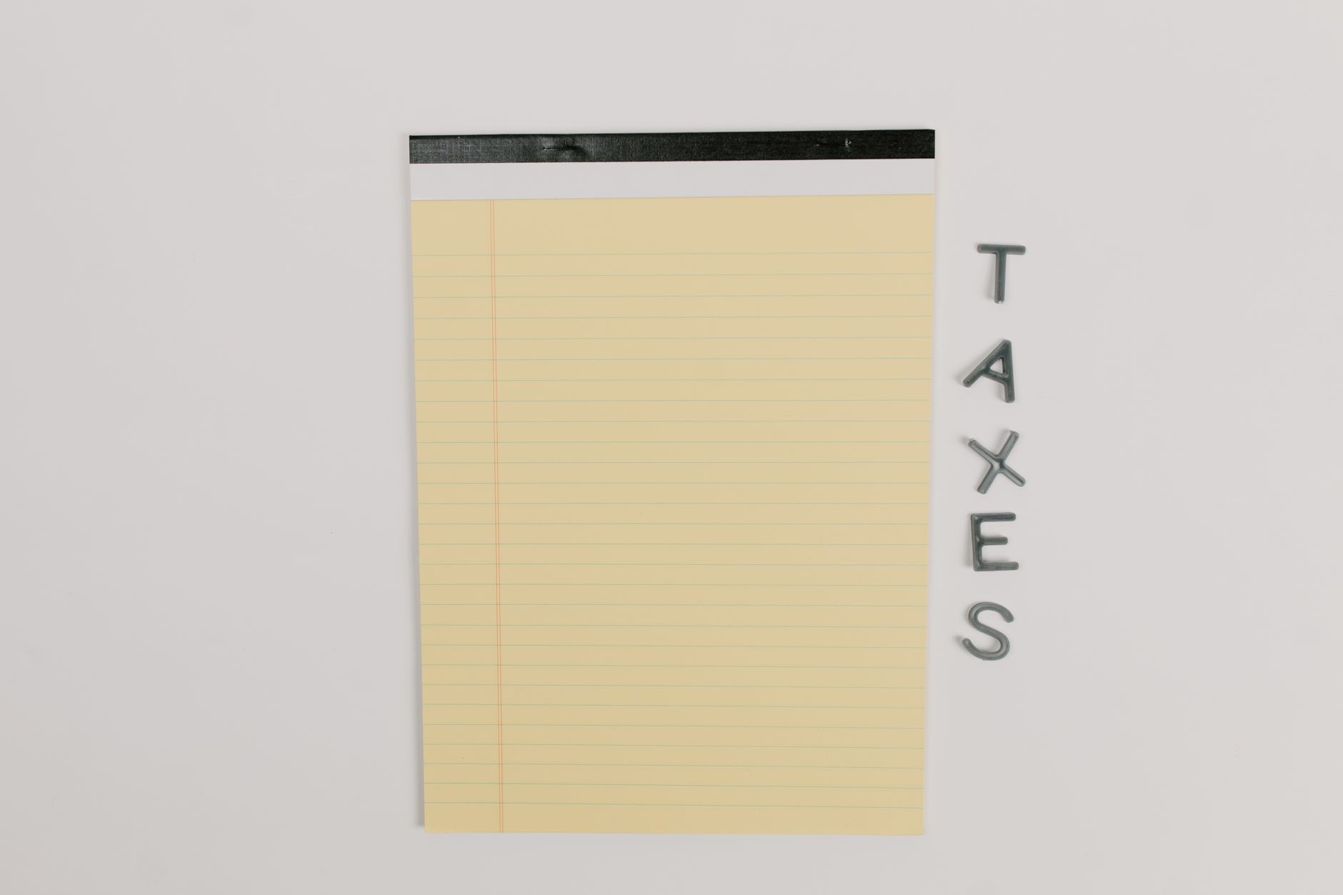 Bloc-notes jaune avec le mot impôts