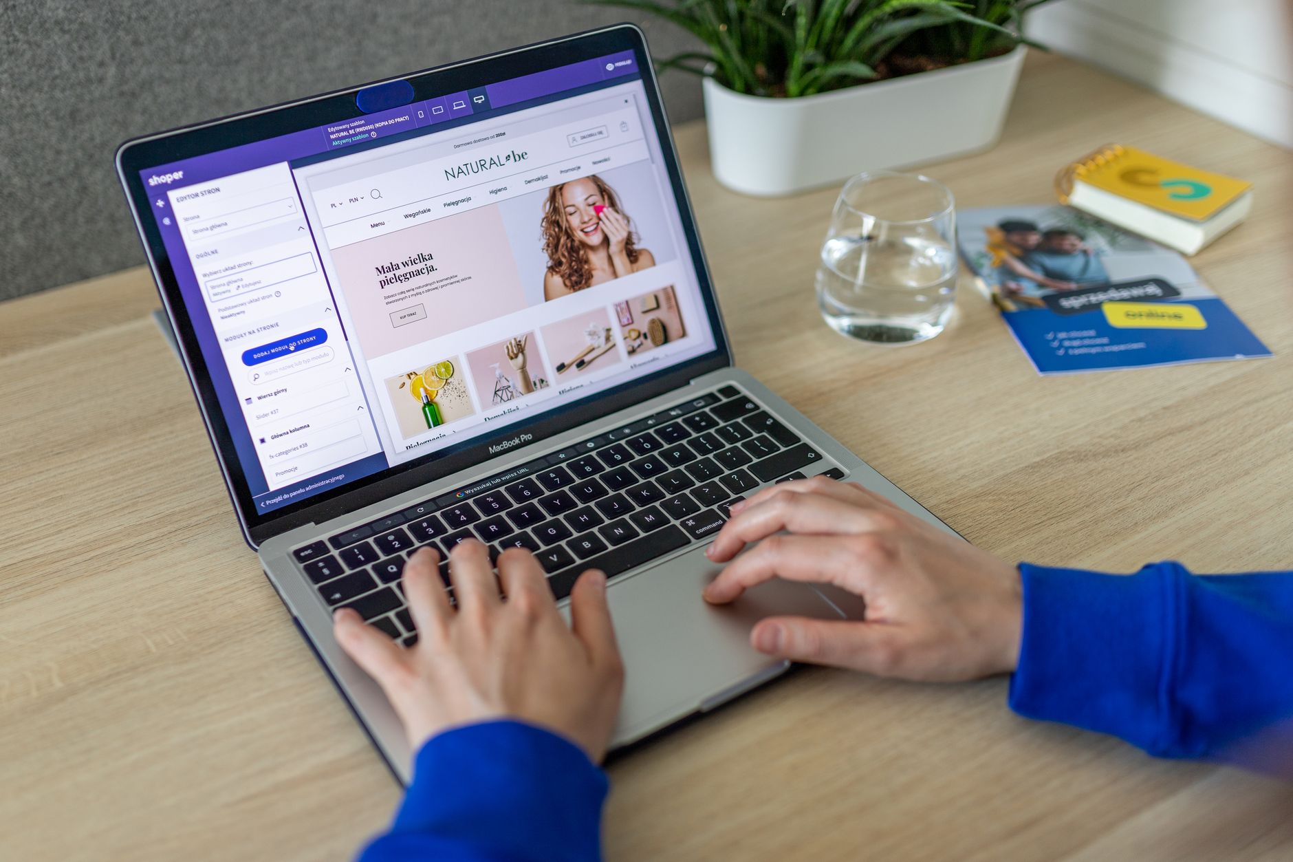 Femme consultant un site de vente en ligne sur un ordinateur