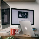 Bureau moderne équipé pour créer un site internet