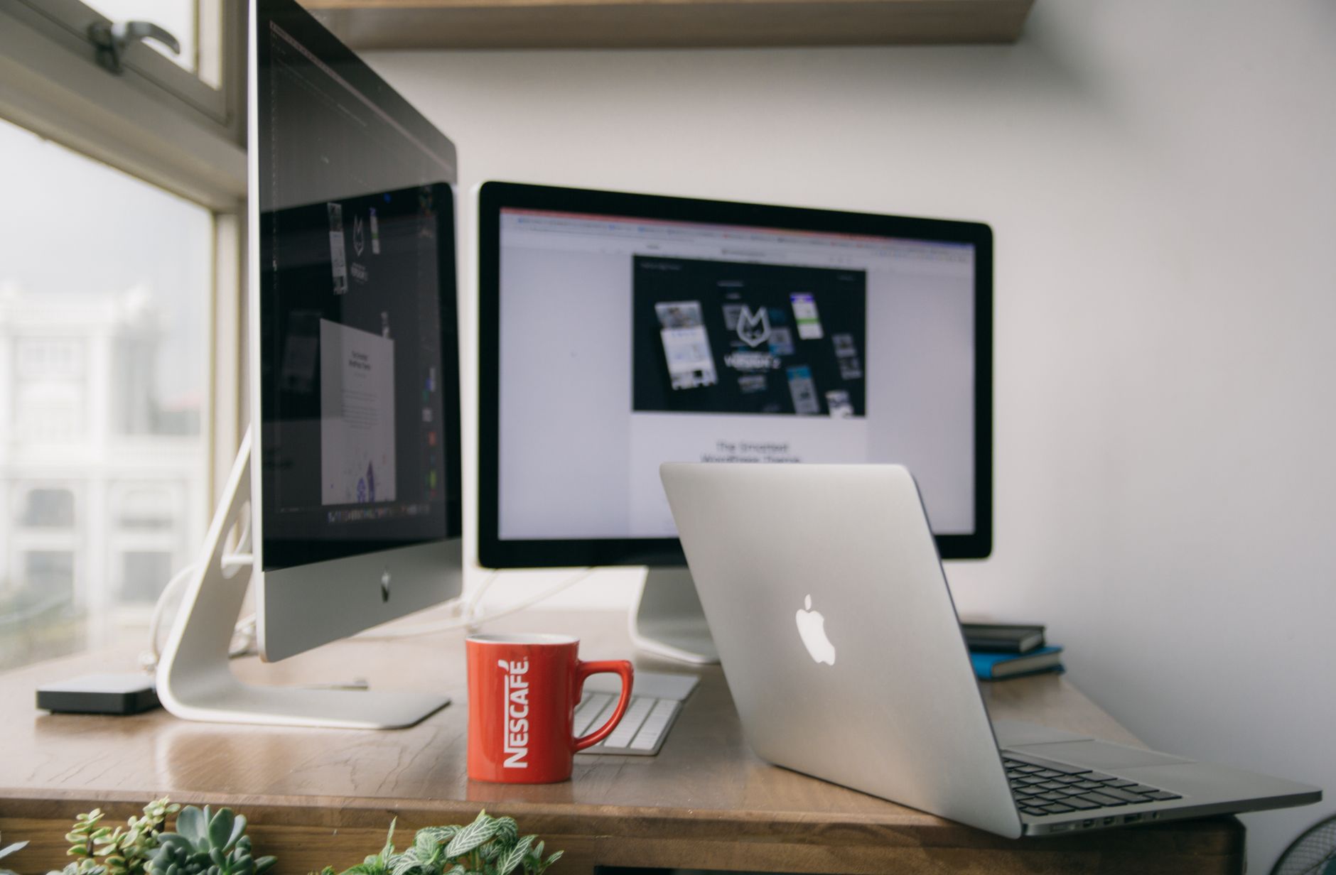 Bureau moderne équipé pour créer un site internet