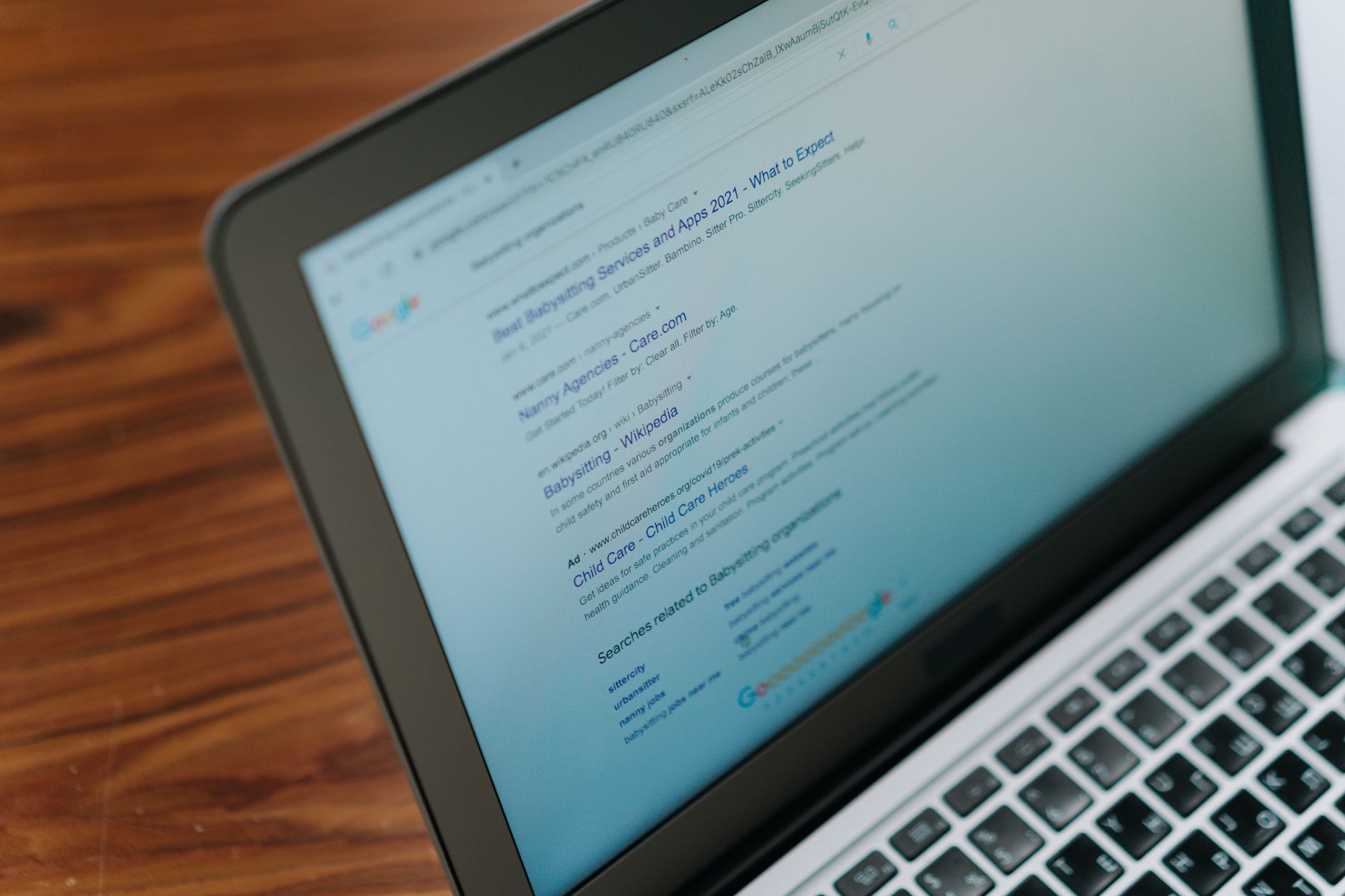 Résultats d un moteur de recherche affichés sur un écran