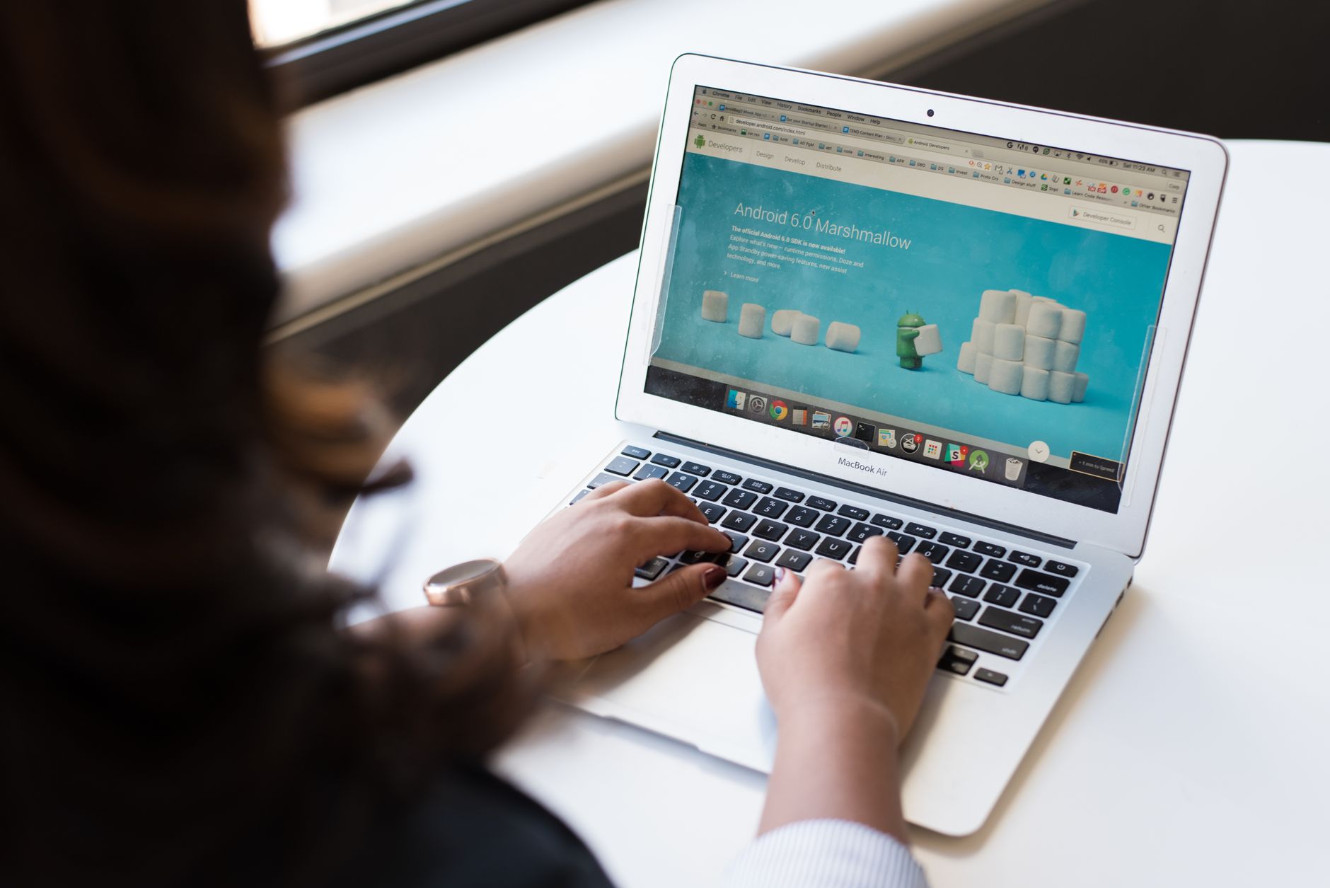 Personne travaillant sur un site internet professionnel