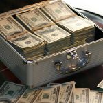 Billets et pièces en euros sur un comptoir