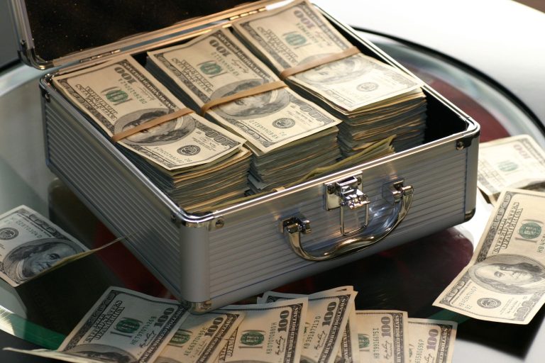 Billets et pièces en euros sur un comptoir