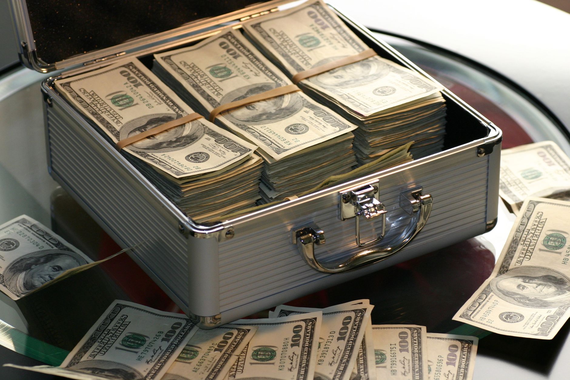 Billets et pièces en euros sur un comptoir