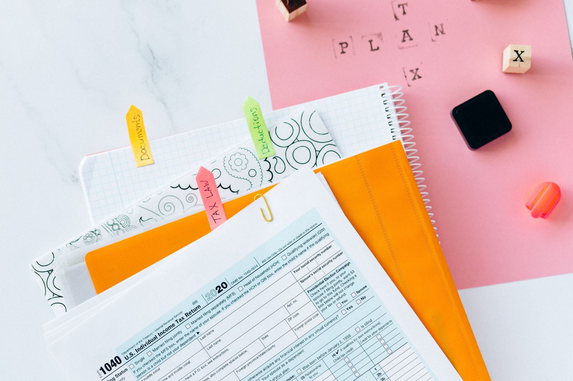 Documents fiscaux classés par intercalaires sur un bureau