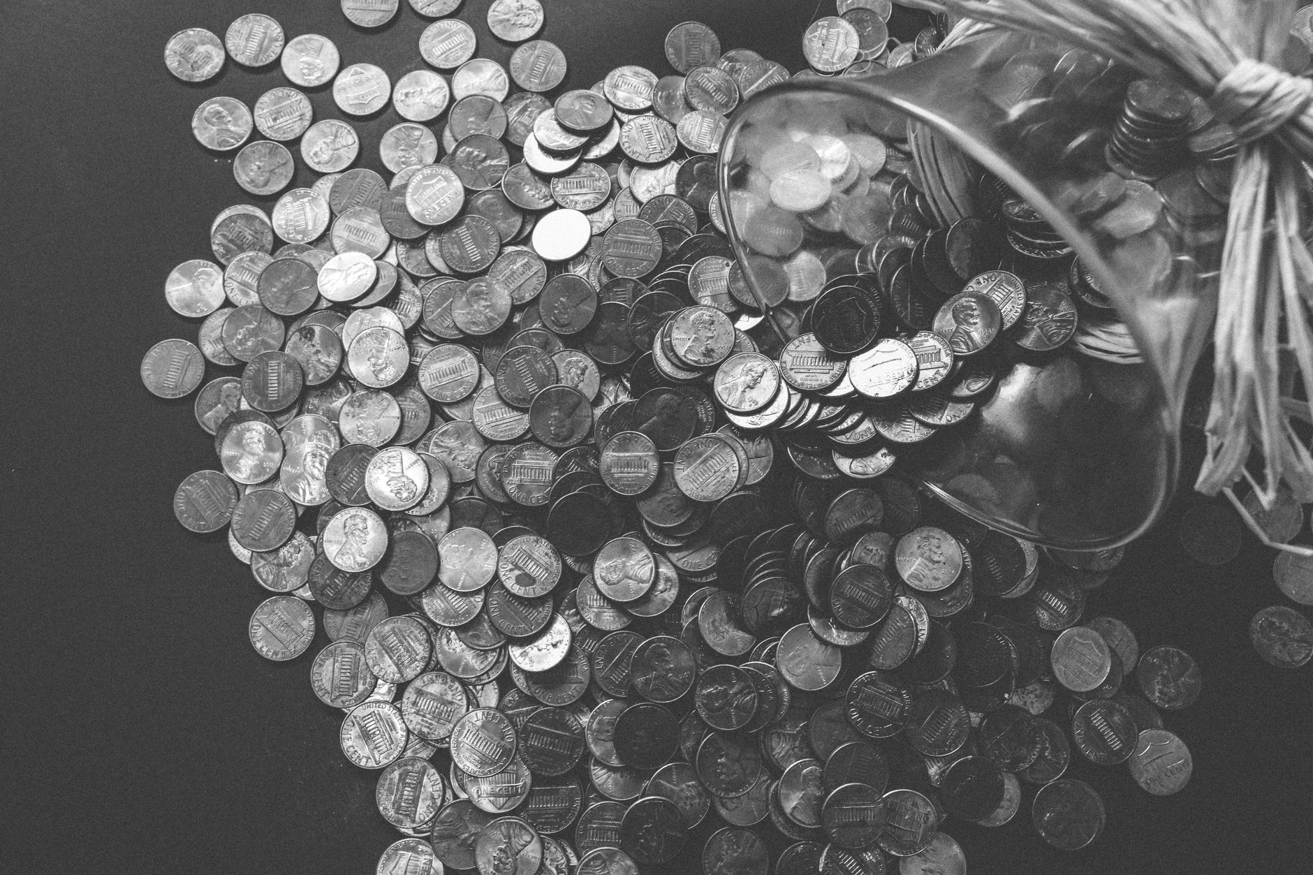 Entrepreneur comptant des billets devant un ordinateur
