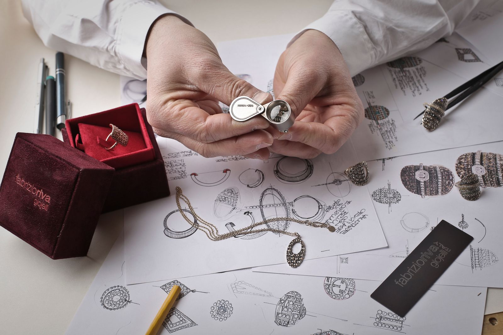 Bijoutier examinant un bijou à la loupe
