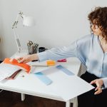 Femme organisant des documents administratifs au bureau