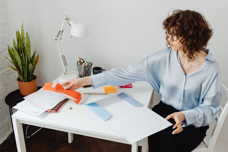 Femme organisant des documents administratifs au bureau