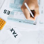 Formulaire fiscal rempli au stylo avec calculatrice