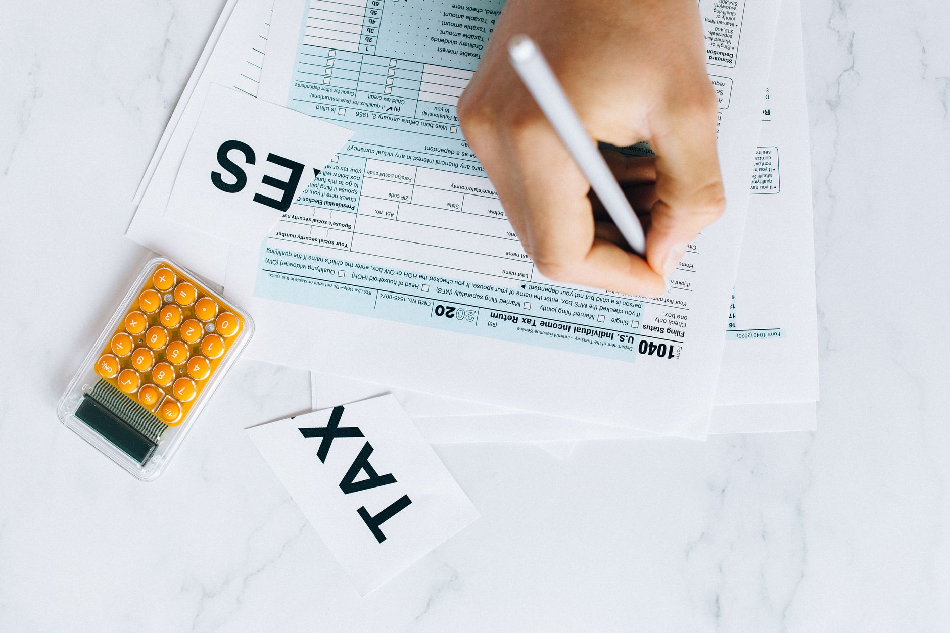 Formulaire fiscal rempli au stylo avec calculatrice