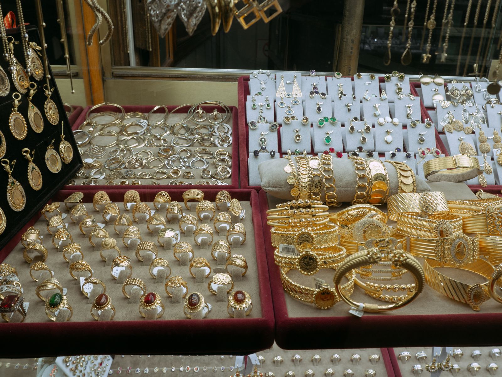 Bijoux en or exposés dans la vitrine d une bijouterie