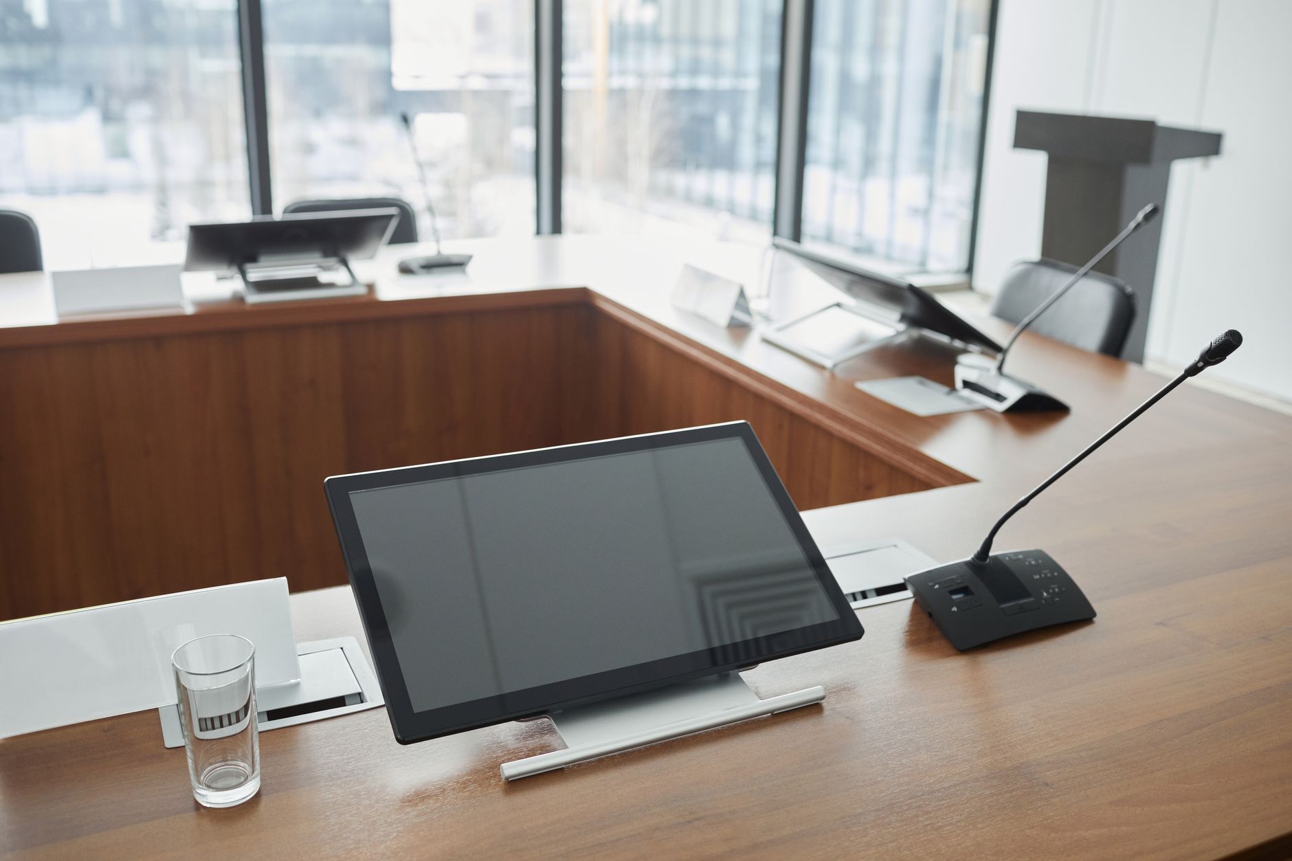 Salle de réunion équipée pour une présentation professionnelle