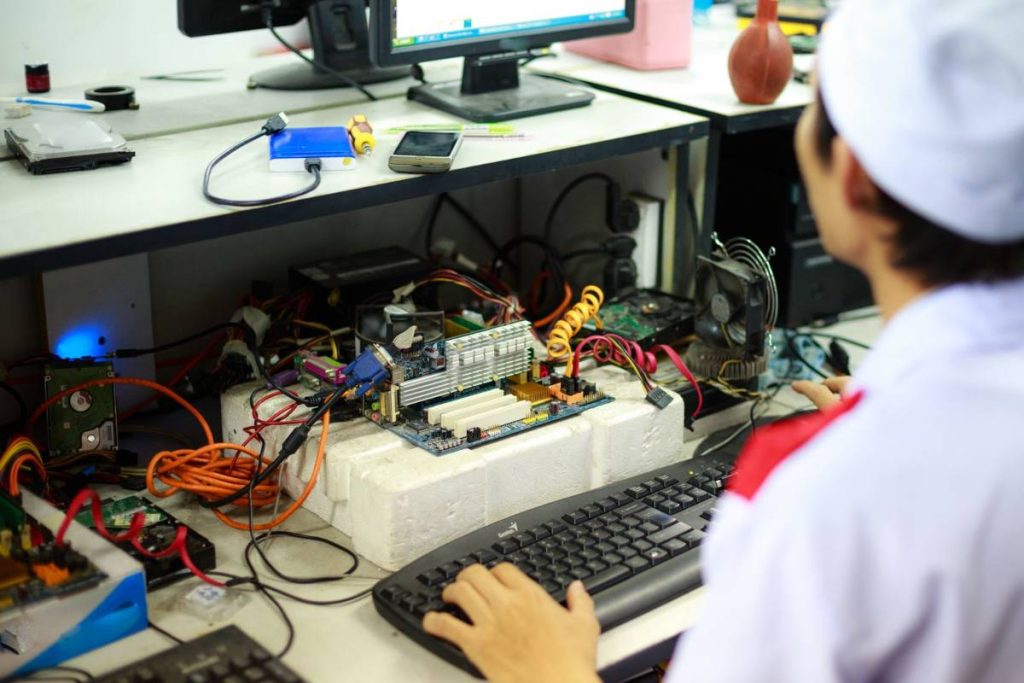 Technicien intervenant sur des composants informatiques