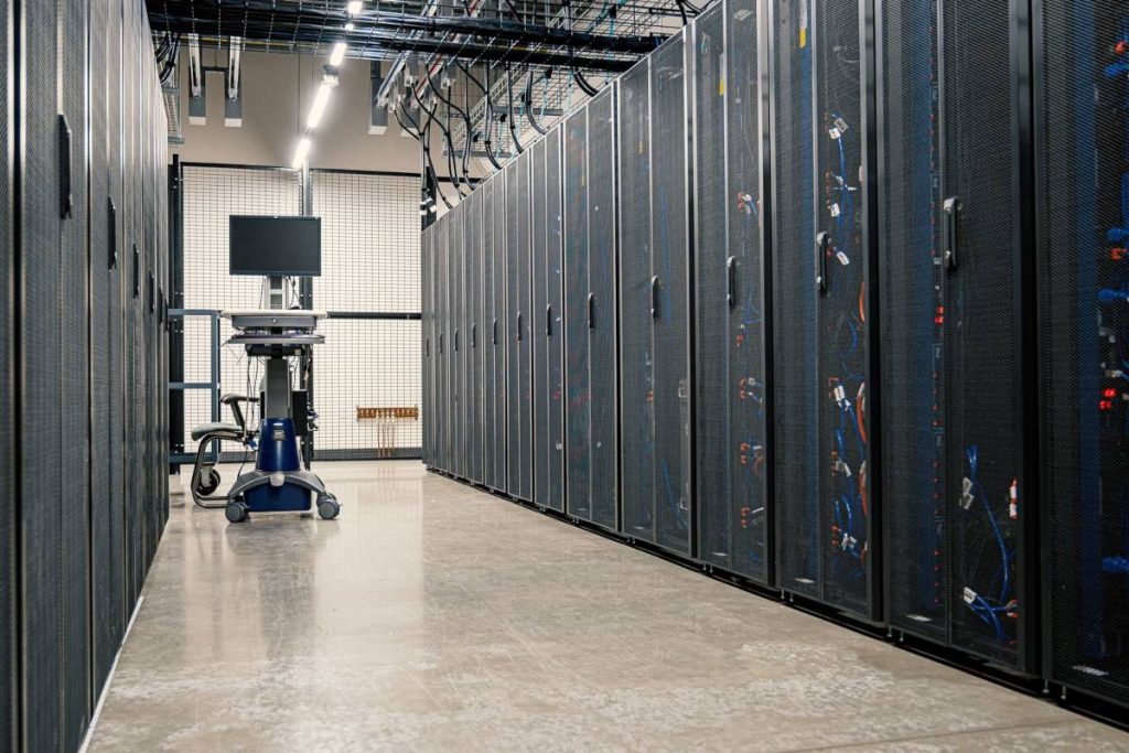 Baies de serveurs dans un local informatique d entreprise