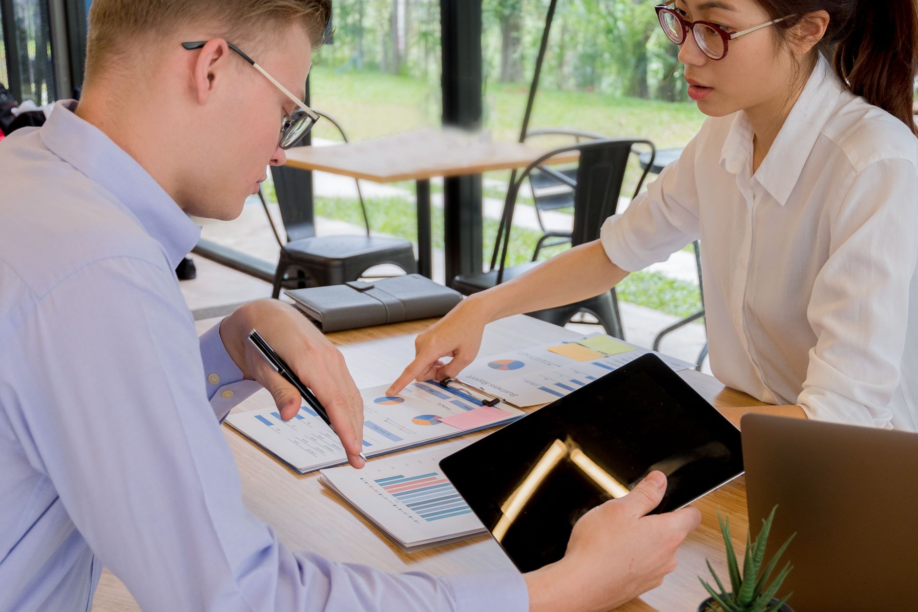 Collegues qui analysent des indicateurs de suivi