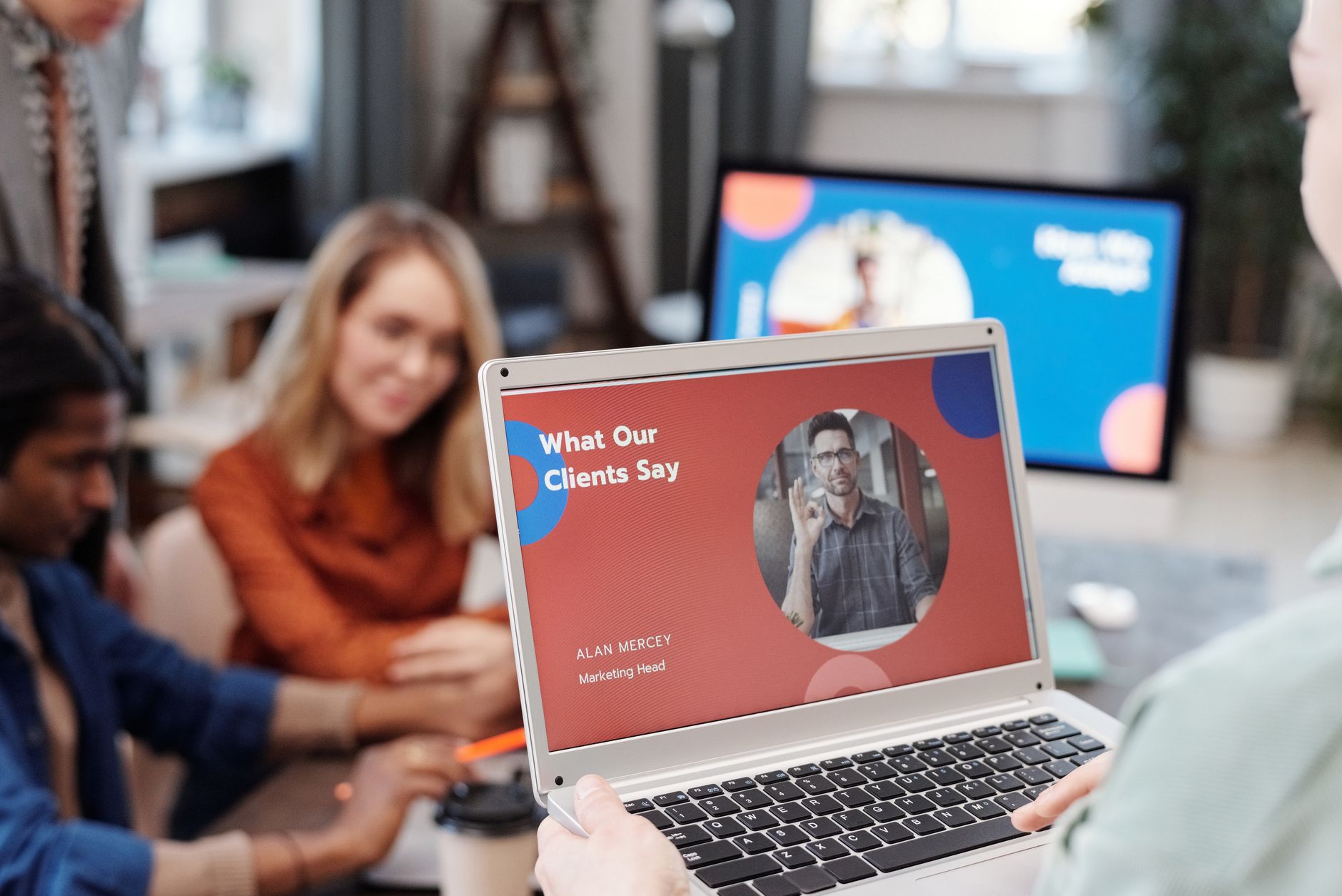Équipe qui analyse un témoignage client sur un écran