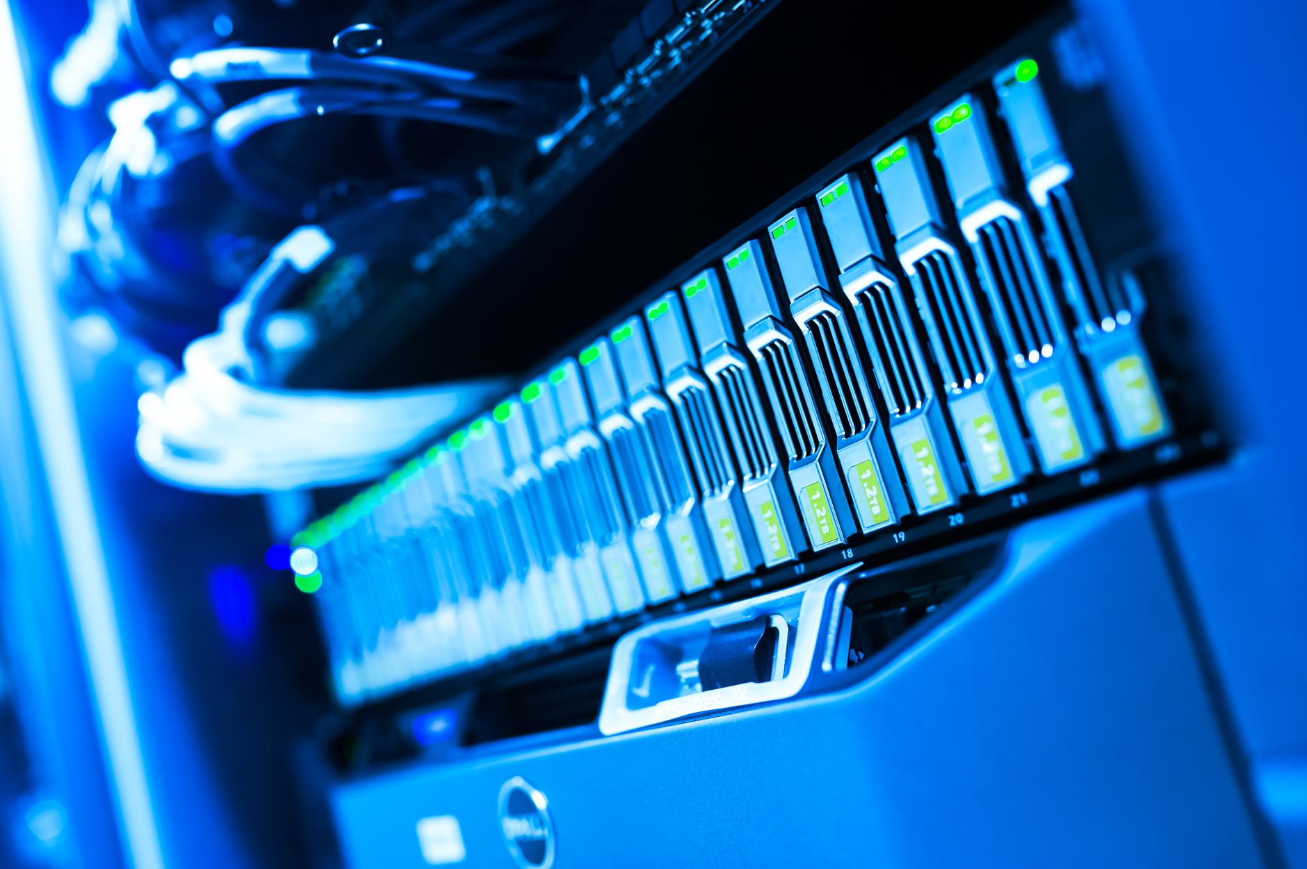 Rack de serveurs cloud eclaire en bleu
