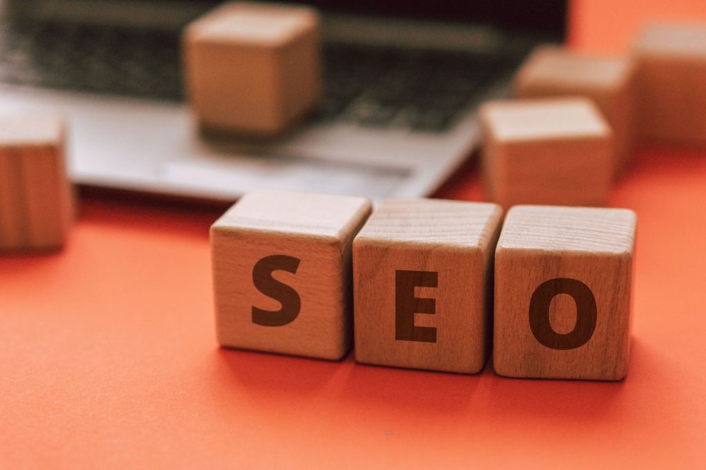 Lettres SEO sur un clavier d'ordinateur portable
