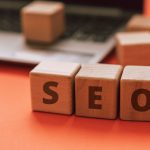Lettres SEO sur un clavier d'ordinateur portable