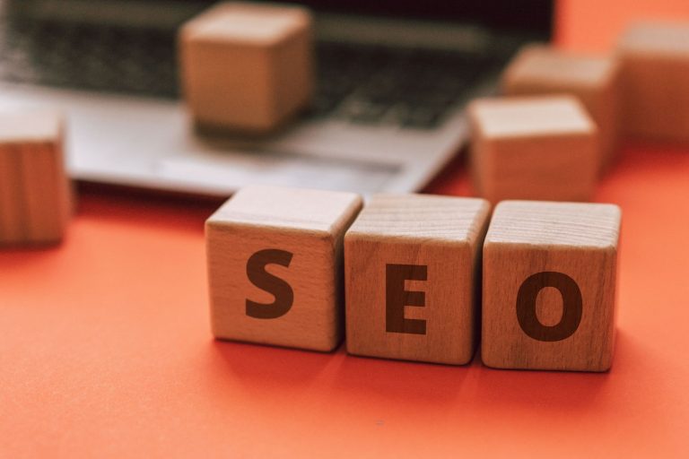Lettres SEO sur un clavier d'ordinateur portable