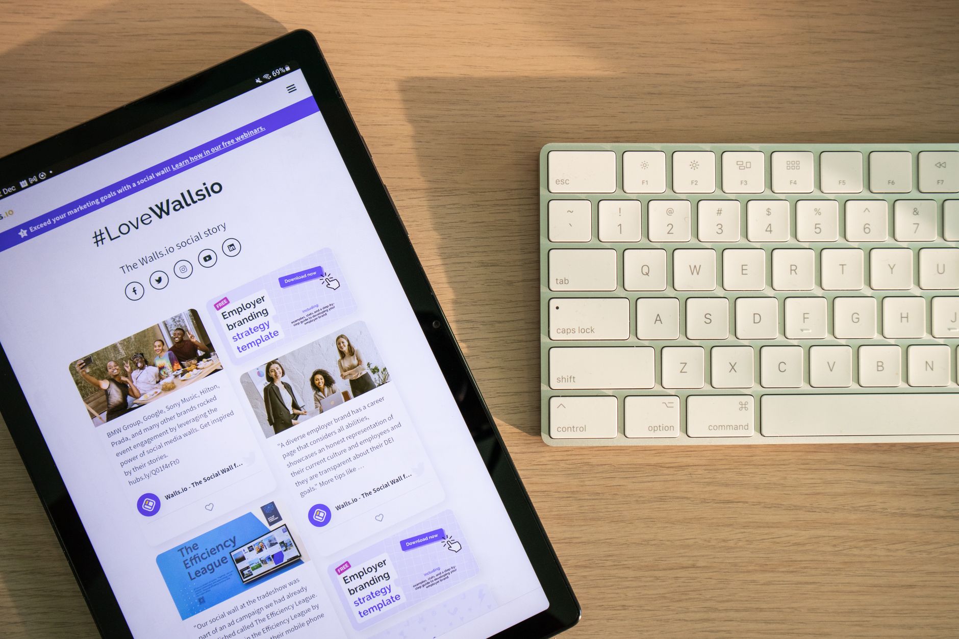 Tablette affichant des réseaux sociaux sur un bureau