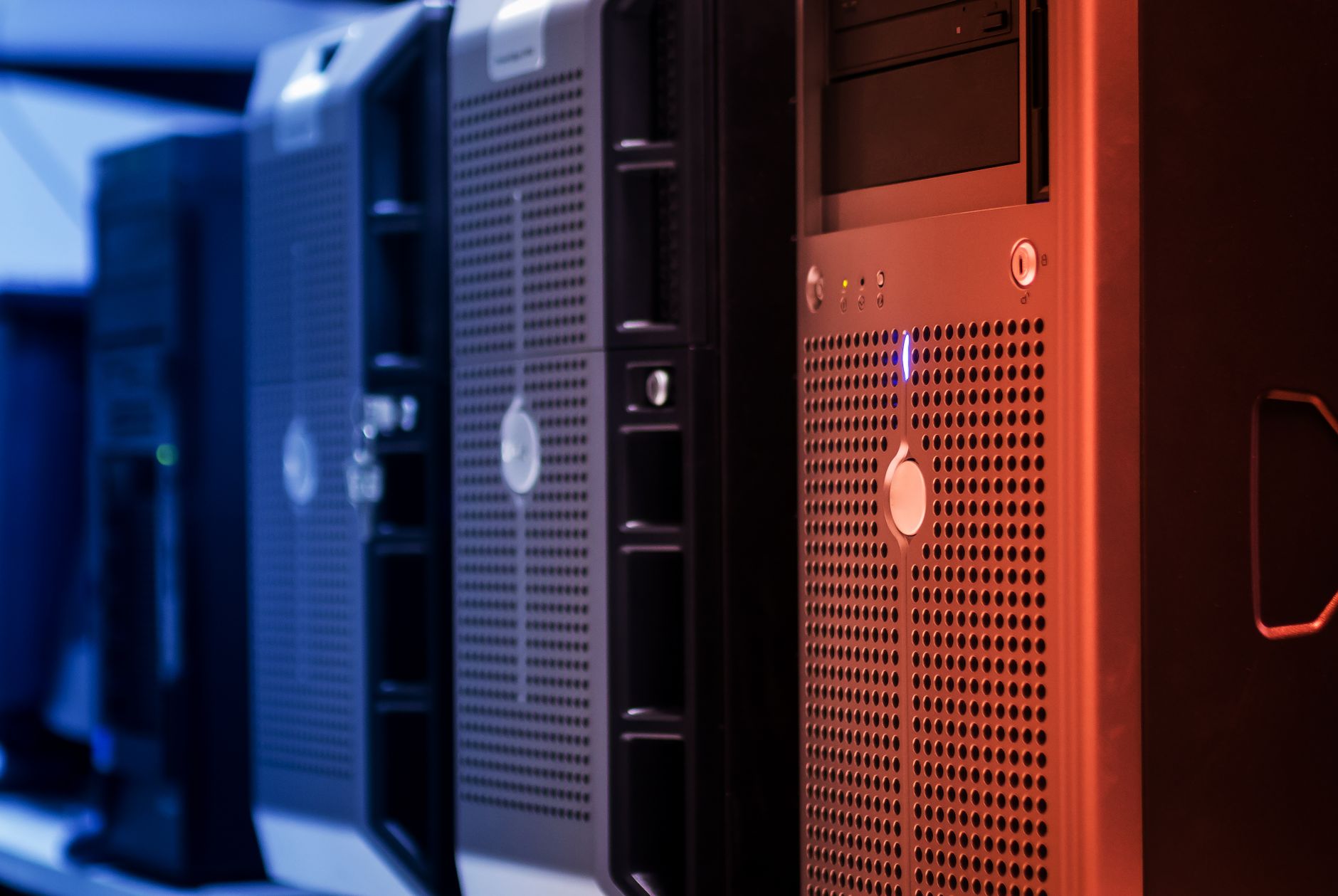 Gros plan sur des tours de serveurs informatiques