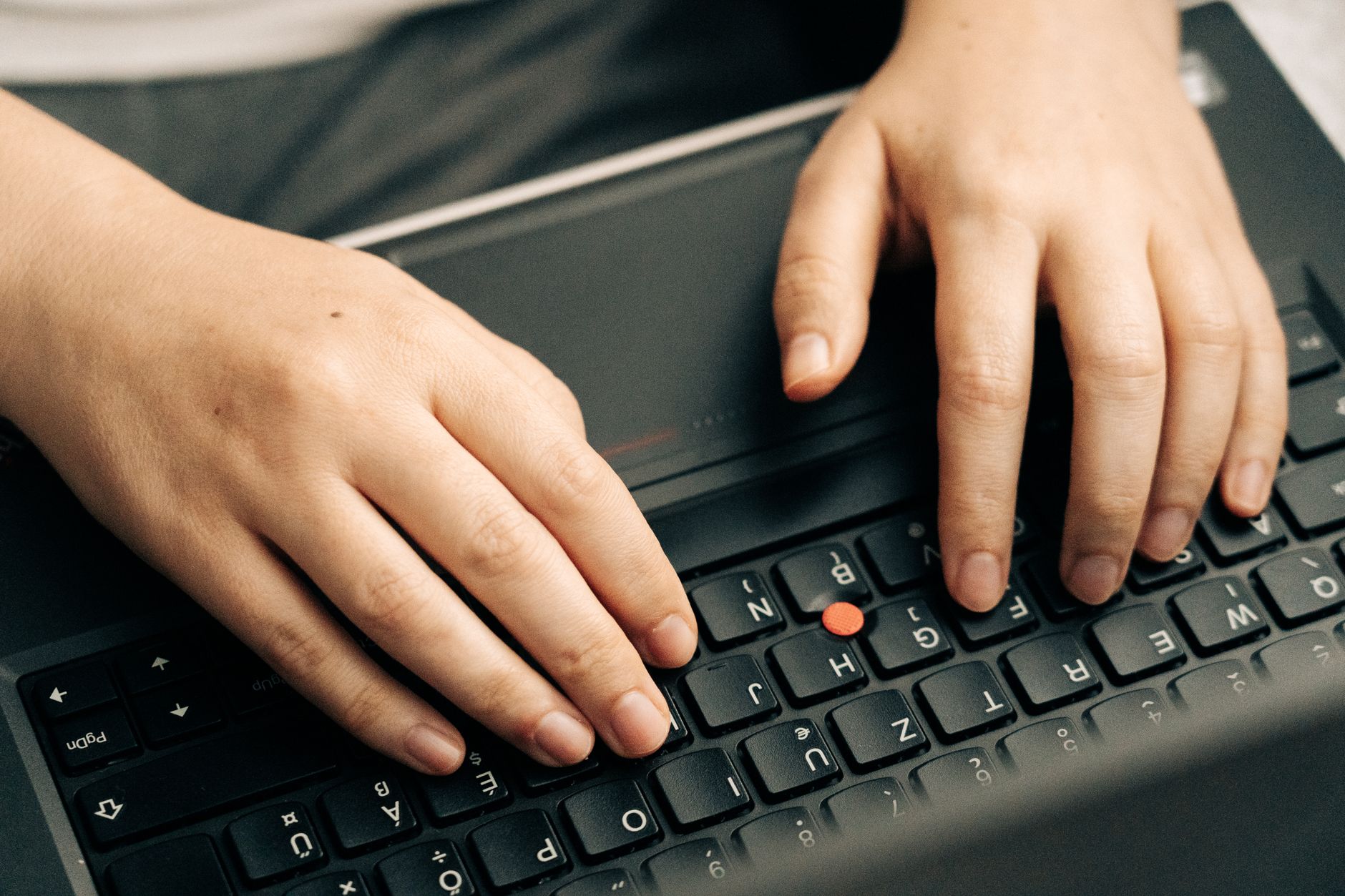 Mains en train de taper sur un clavier de portable