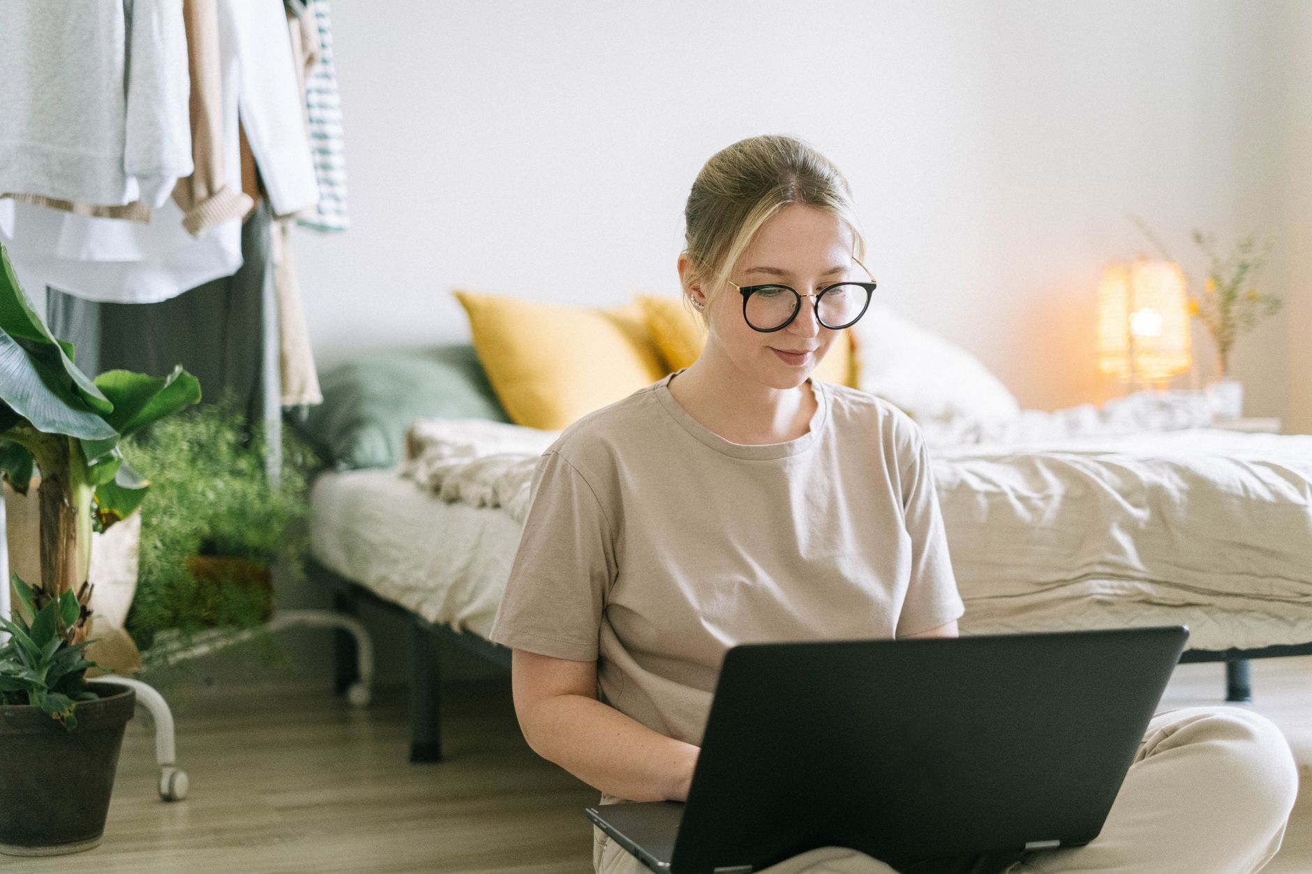 Freelance concentré devant son ordinateur portable dans une chambre lumineuse