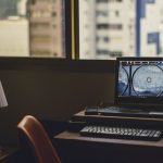 Ordinateur portable posé sur un bureau près d’une lampe
