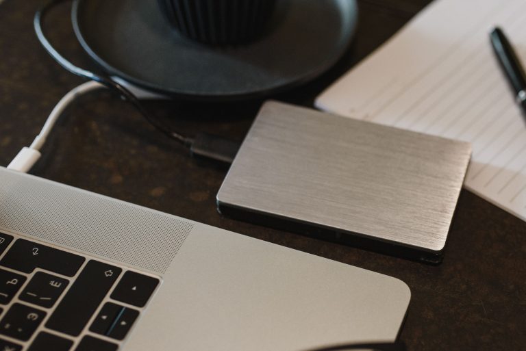 Disque dur externe branché à un ordinateur portable
