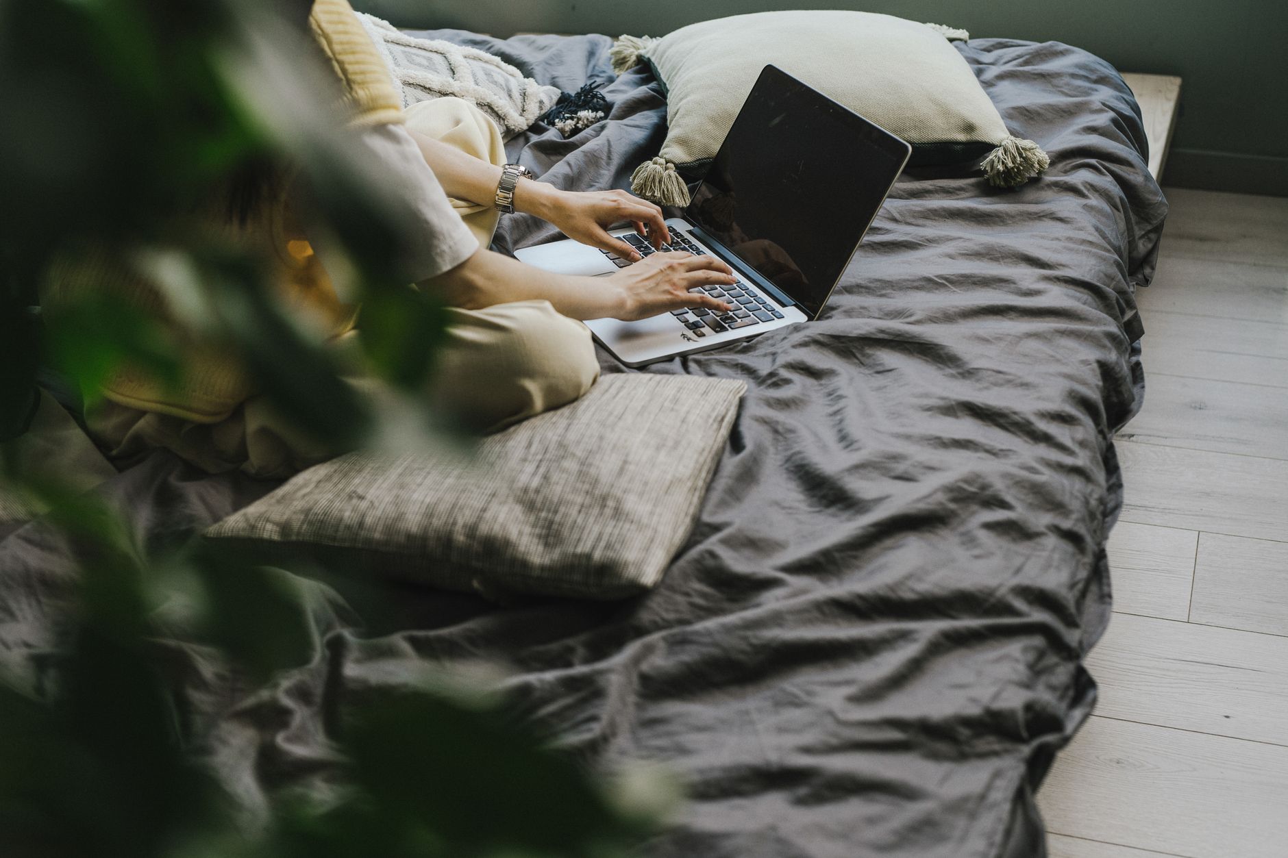 Télétravailleur détendu tapant sur un ordinateur portable