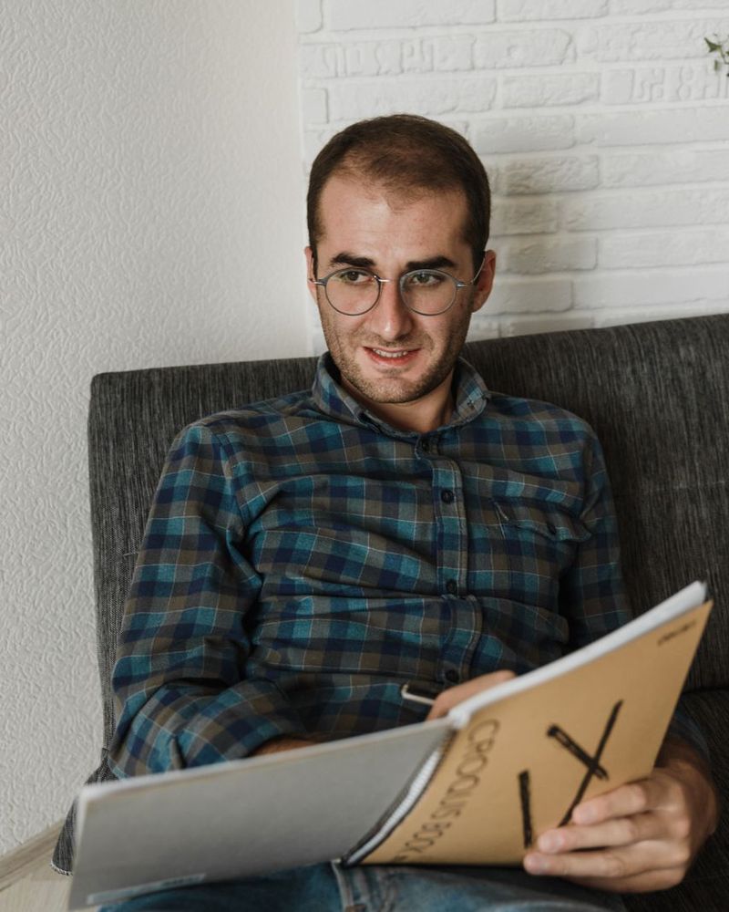 Thomas, fondateur d’ID Entreprises, relit un cahier